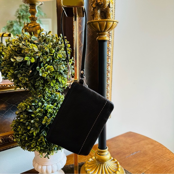 COACH BLACK LEATHER WRISTLET CLUTCH PRELOVED 4.5โH - 6โW - 1/4โD GREAT TOP ZIP - Picture 4 of 8